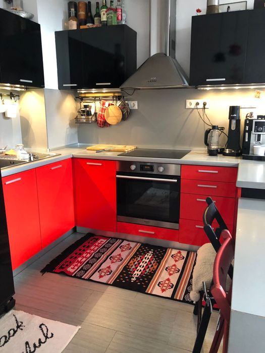 Кухня в черно и червено