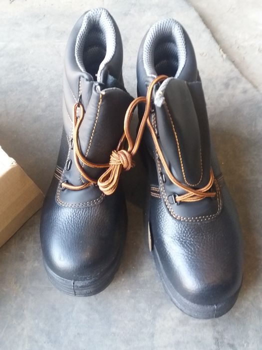 Продам новую спец.обувь