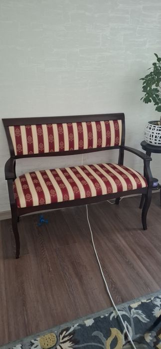 Диванчик из дерева