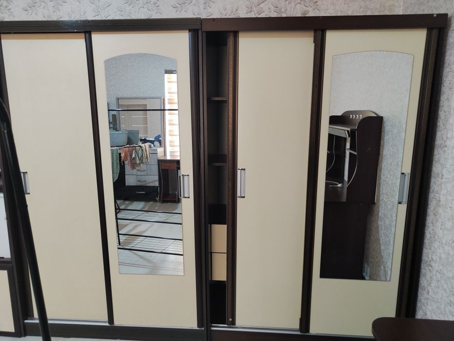 Шкаф купе,парта,диван.