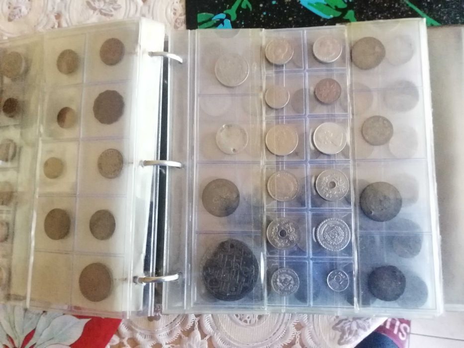 Албум с монети продавам