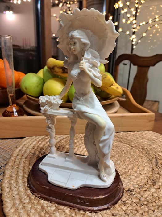 Статуетка от полирезин.