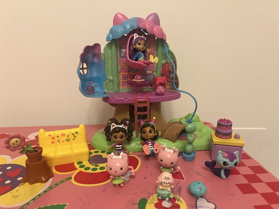 Gabby casuta din copac 3 papusi