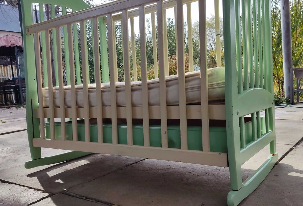 Кроватка манеж с маятником