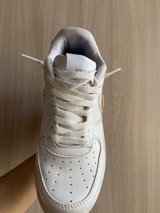 Кроссовки белые