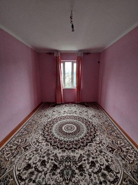 Жиззах шахар Олмазор махалласида жойлашган 3 хонали квартира сотилади