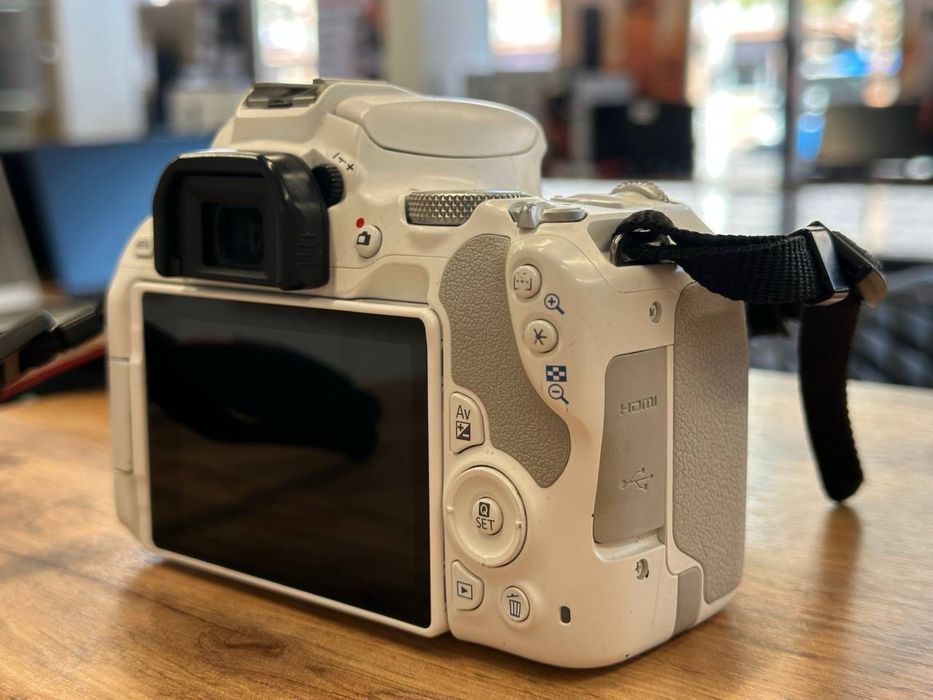 Canon   EOS 200D