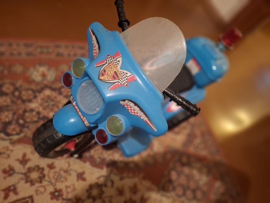 Продам детский мотоцикл, работает от аккумулятора