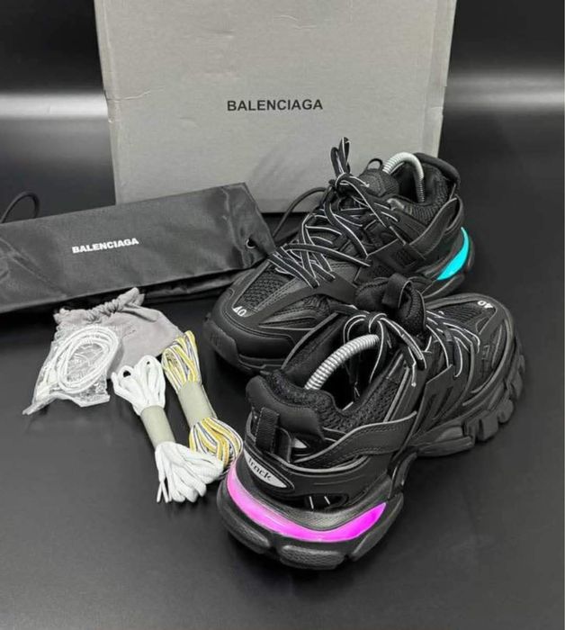 Balenciaga universali