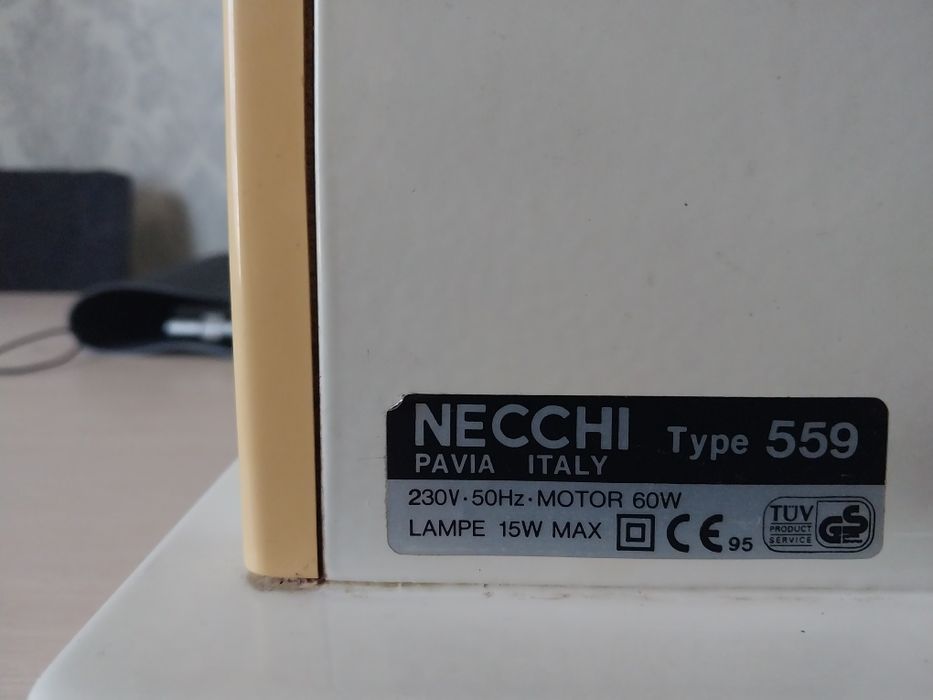 Продам швейную машинку