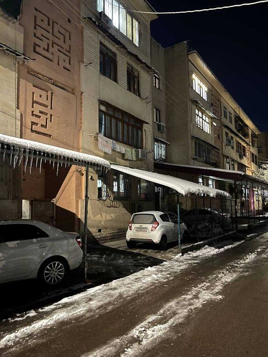 Юнусабад 18 квартал 4/1/4 Кирпичный дом есть огород + подвал !