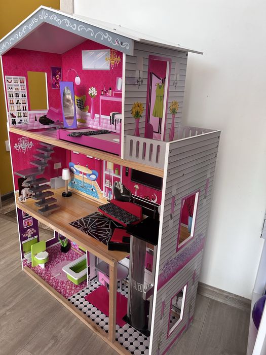 Къща за Барби кукли