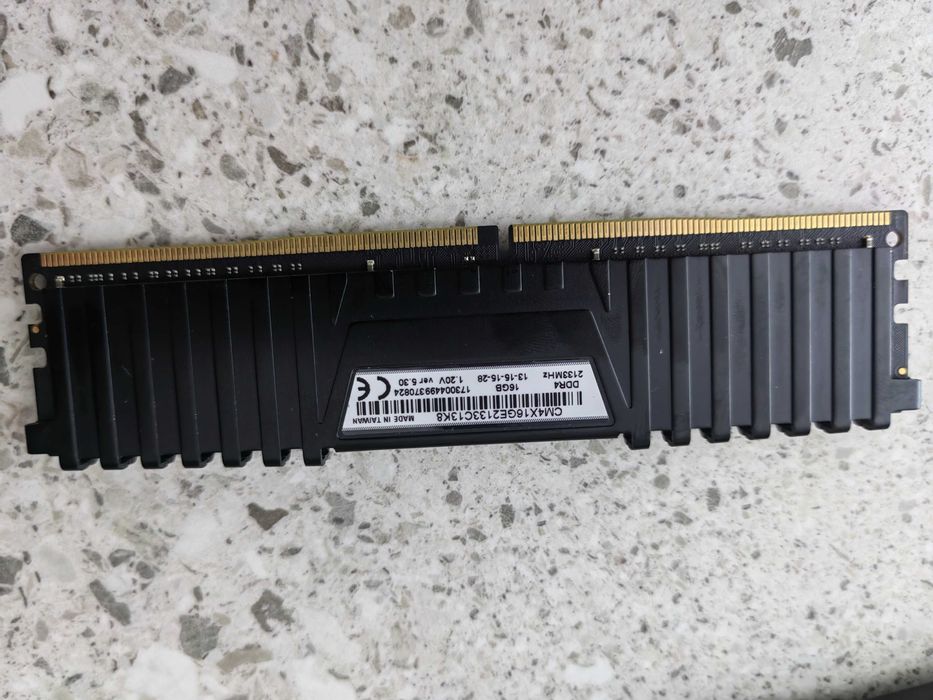 24gb ram DDR 4 corsair vengeance lpx