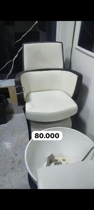 Салон красоты. Кресло, диван, зеркало