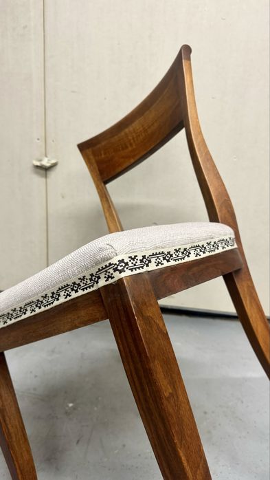 Scaun din lemn de teak tapitate.
