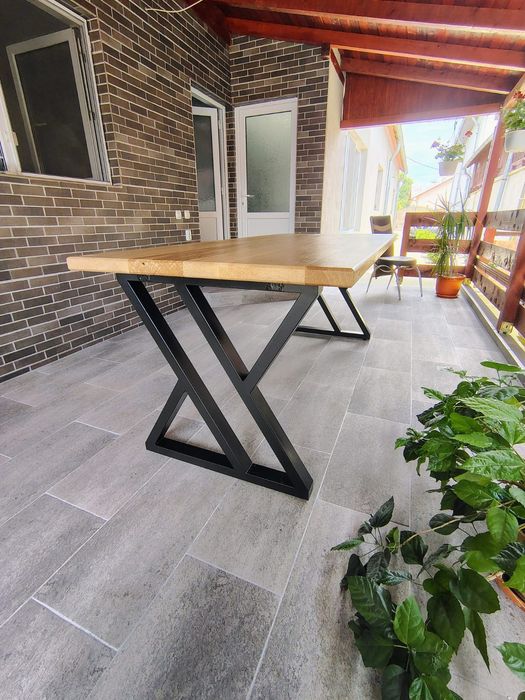 Masă dining premium din lemn masiv și metal, design modern industrial