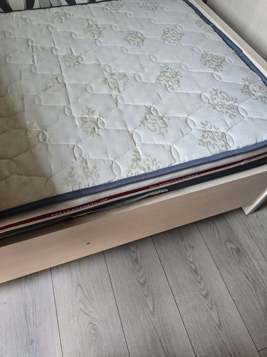 кровать с матрасом