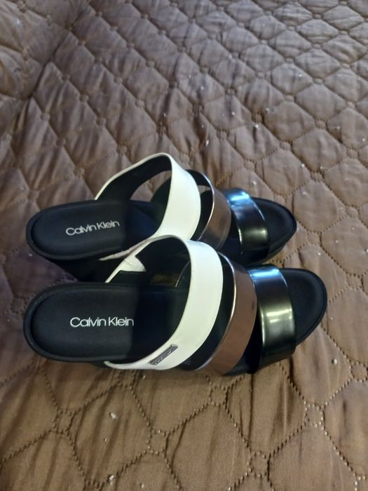 Продавам дамски чехли Calvin Klein