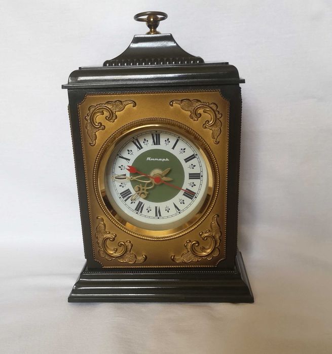 Часы кварцевые. Янтарь. Эпоха СССР