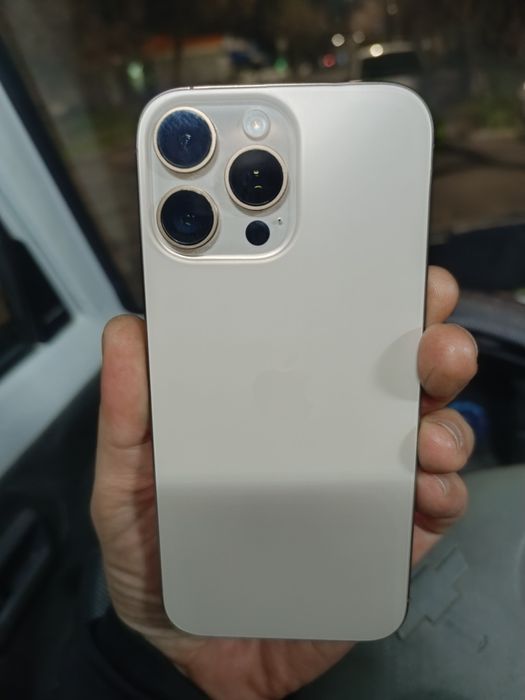 Iphone 16 pro max 256 gb ekranda nuqta bor . Karobka dokument .