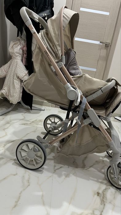 Прогулочная коляска новая