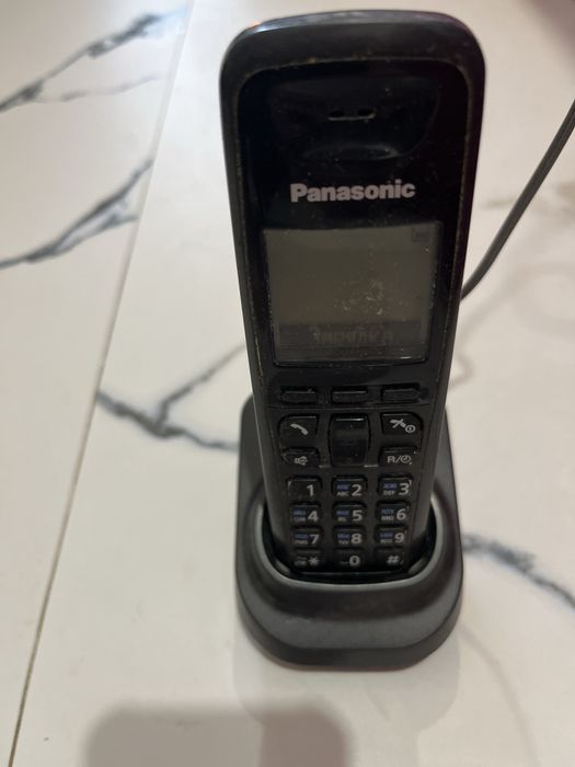 Беспроводной телефон Panasonic с базой.
