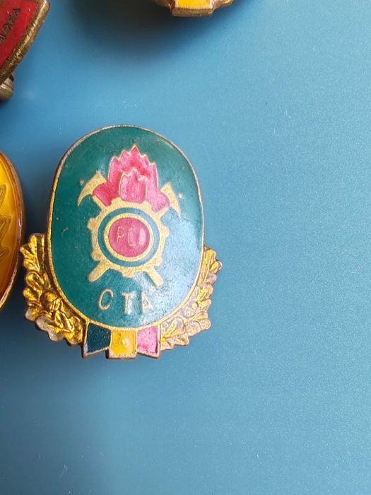 Lot 4 insigne vechi românești din perioada comunistă (RSR
