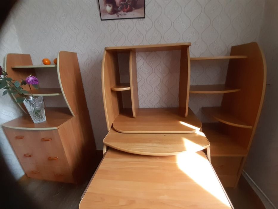 Продам тумбочку и компьютерный стол с полками.