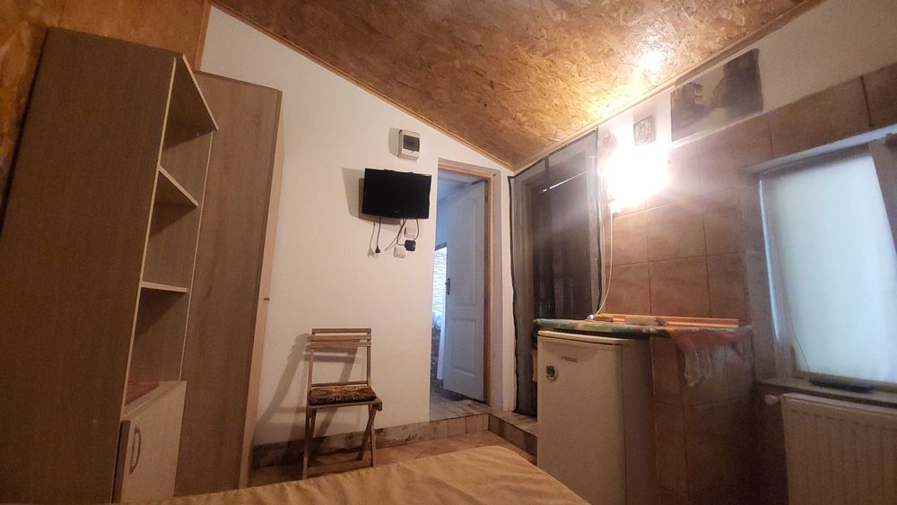 Închiriez studio/garsonieră la curte