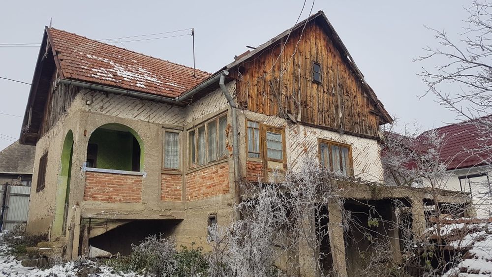 Casă renovată de vânzare