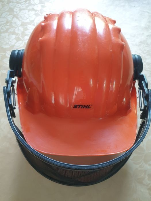 Защитна каска с антифони Stihl
Каски за работа с верижни тни