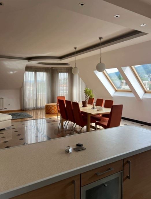 Дава се под наем Тристаен апартамент в София, Павлово - 212 кв.м за 1325.49 € - Снимка #2