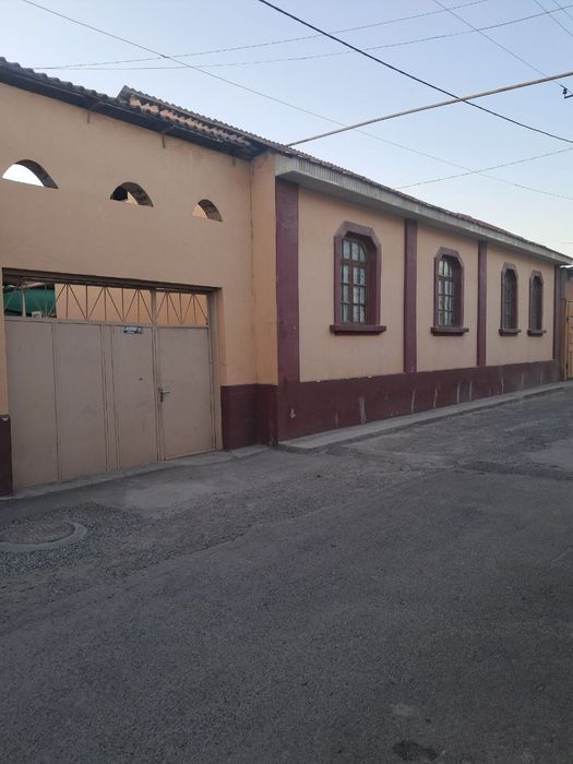 Срочно ховли сотилади.