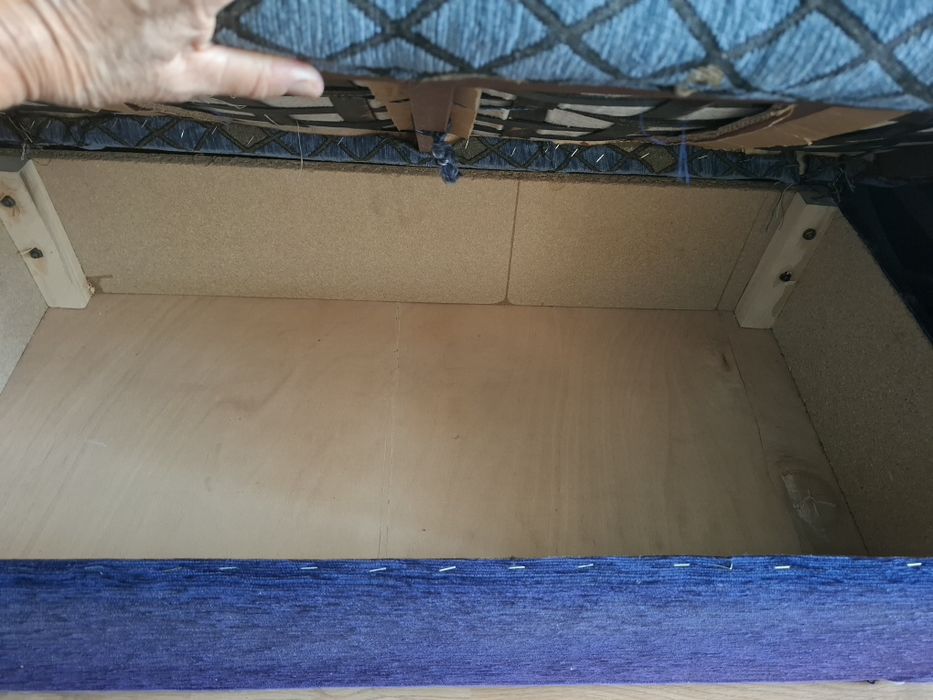 Canapea extensibila. Cu lada, foarte bine intretinuta.  Este curata, fara rupturi sau defecte ascunse.