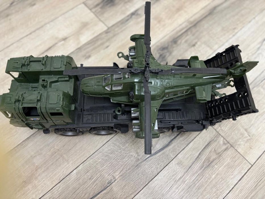 Военный грузовик и вертолет
