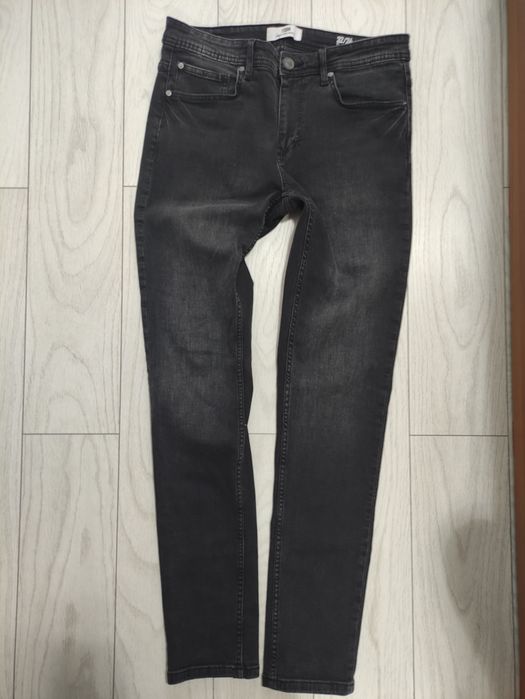 Vând blugi băieți