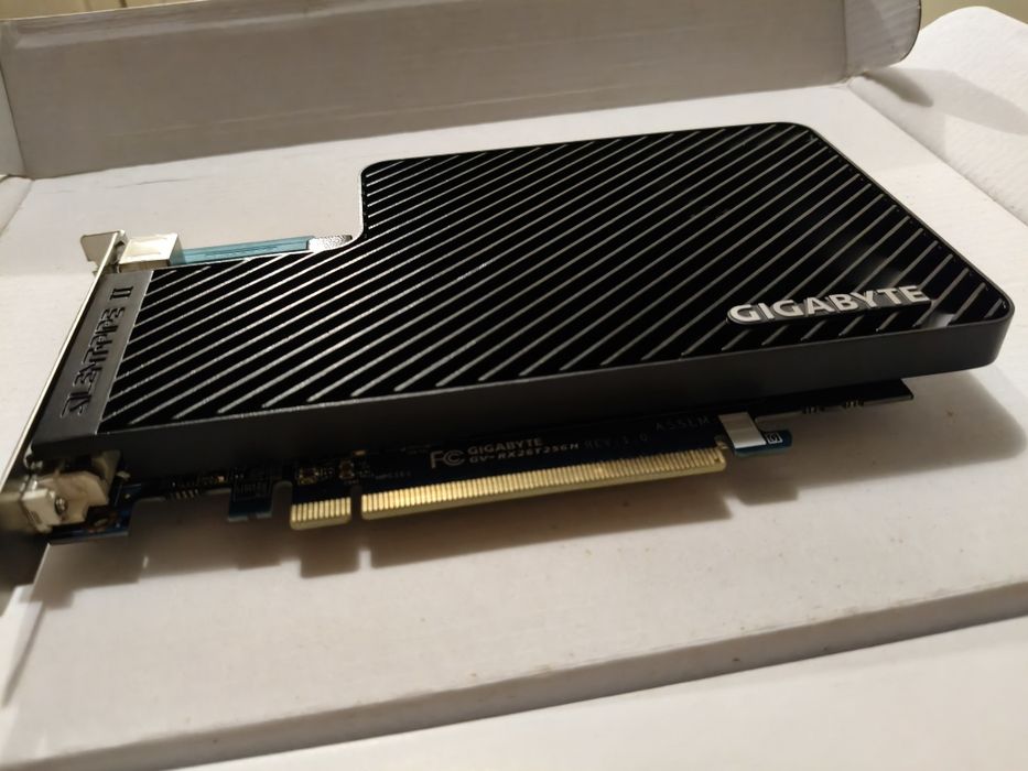 Видеоадаптер PCI-E GIGABYTE GeForce 9800 GT 600MHz 512Mb DDR3 900MHz 2