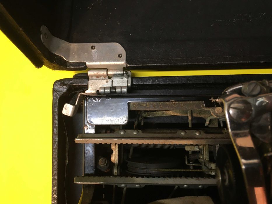 Винтидж пишеща машина Royal Portable Модел O 1934 г. Работеща !