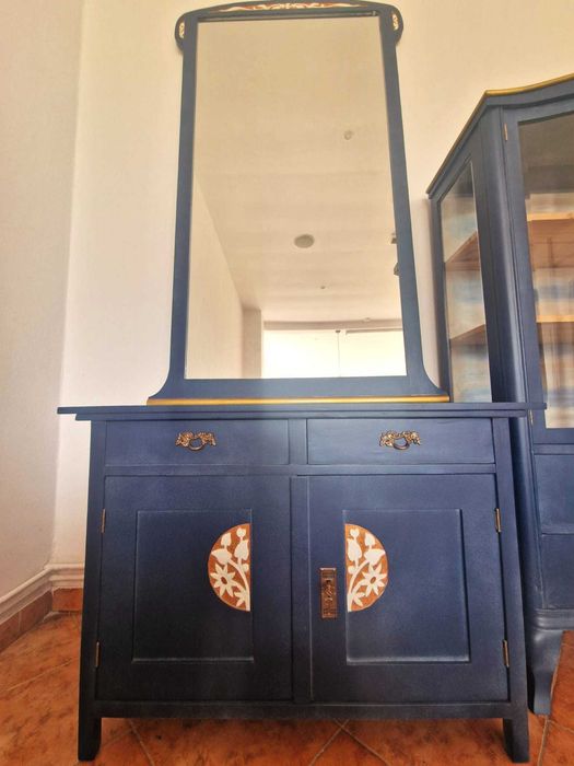 Set Vintage – Comodă, Oglindă și Vitrină cu Sticlă de Cristal