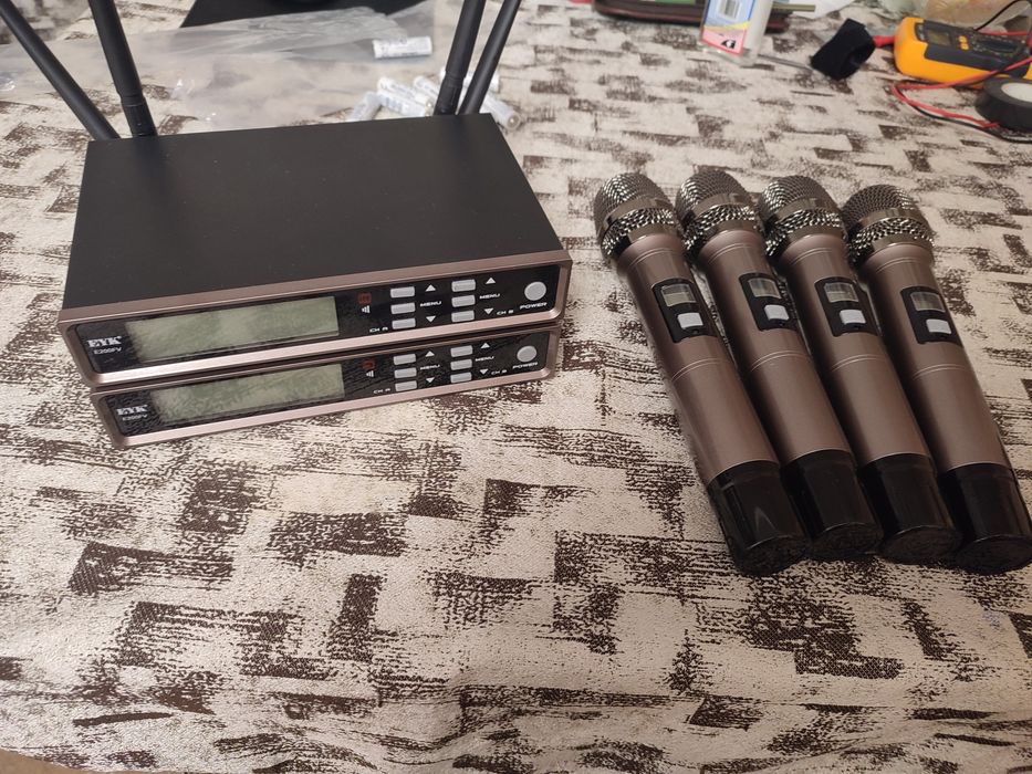 Microfoane wireless pentru repetiții cu ecou și EQ.
