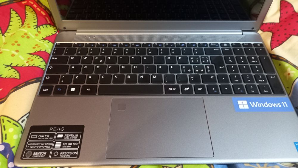 Vand laptop nou, PEAQ, cu Windows 11 instalat,adus din Italia