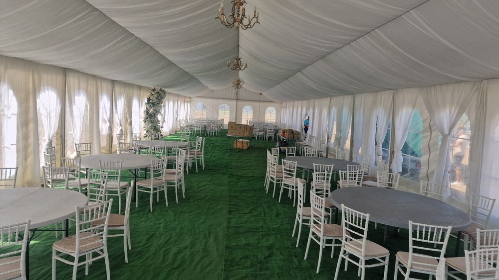 Cort pentru evenimente de vânzare cu toată logistica necesară