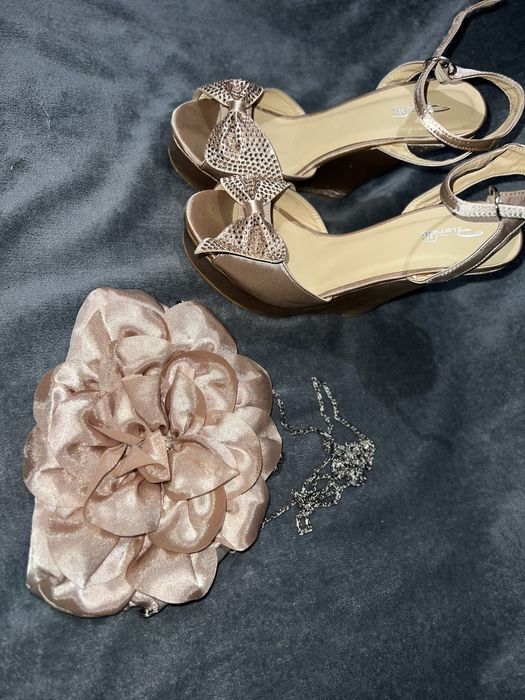 Високи обувки в розово на ток и платформа