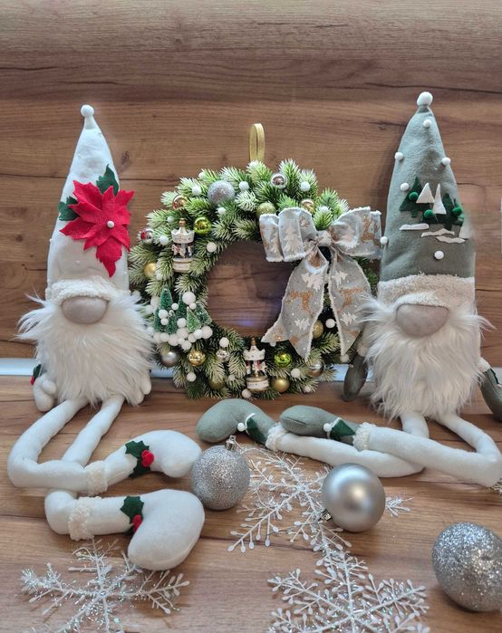 Коледни гноми и коледни венци