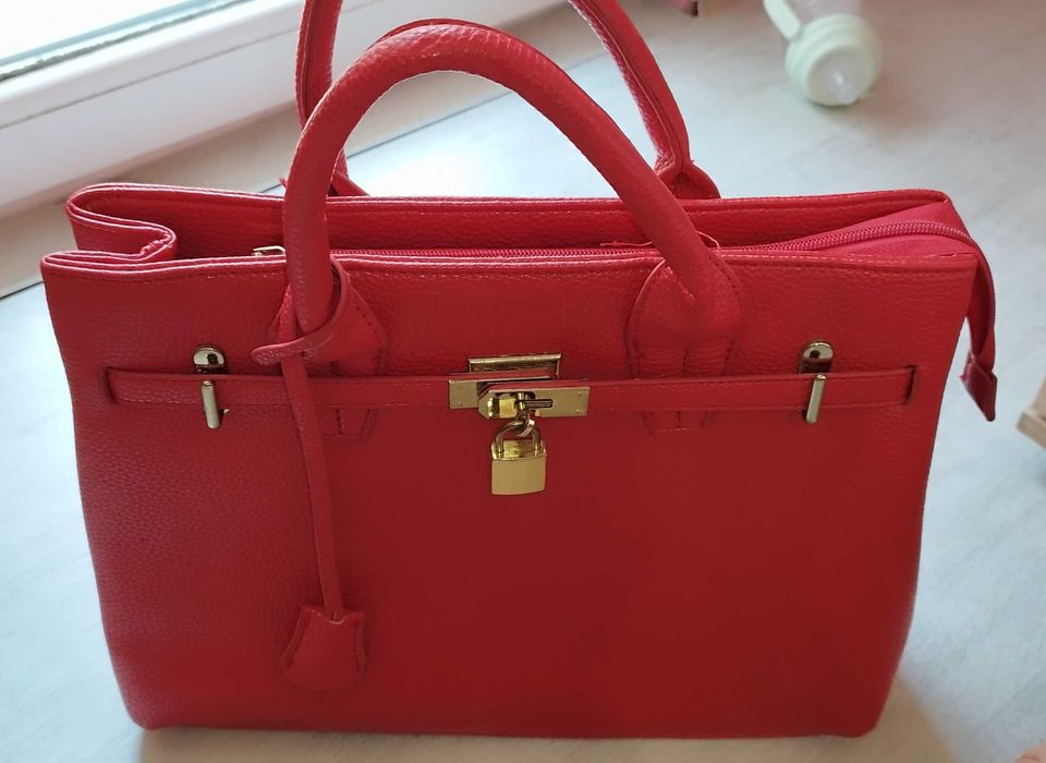 Официална червена чанта за всеки повод