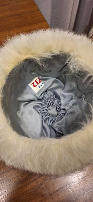 caciula vulpe argintie 140lei guler nurca 80 lei caciula nutrie 90 lei