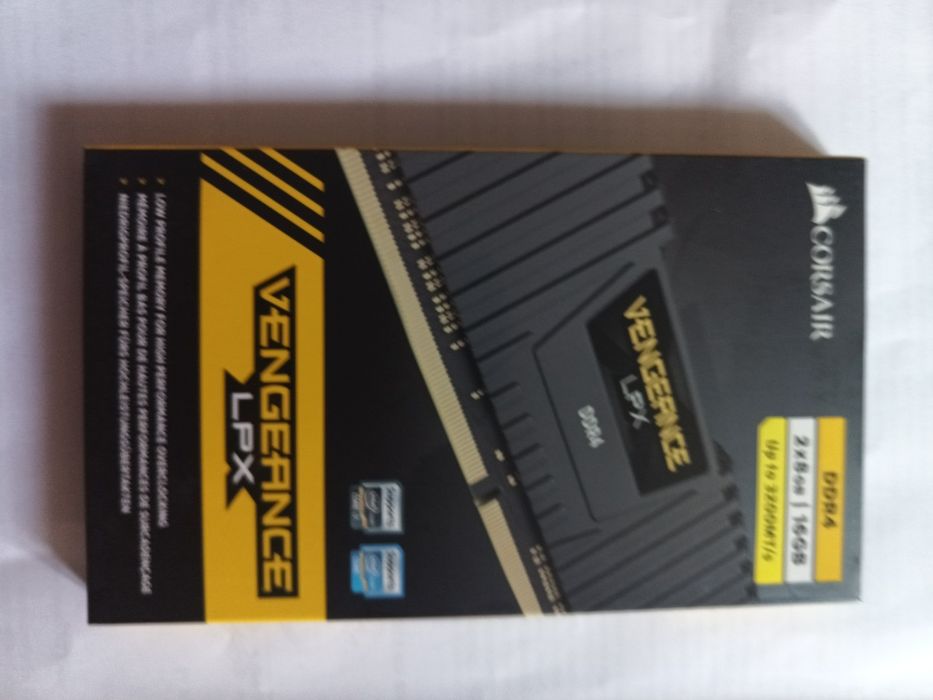 рам памет 2х8 чисто нова Corsair