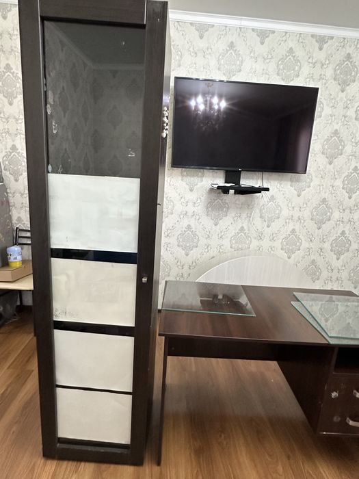 срочно продам стол и полку