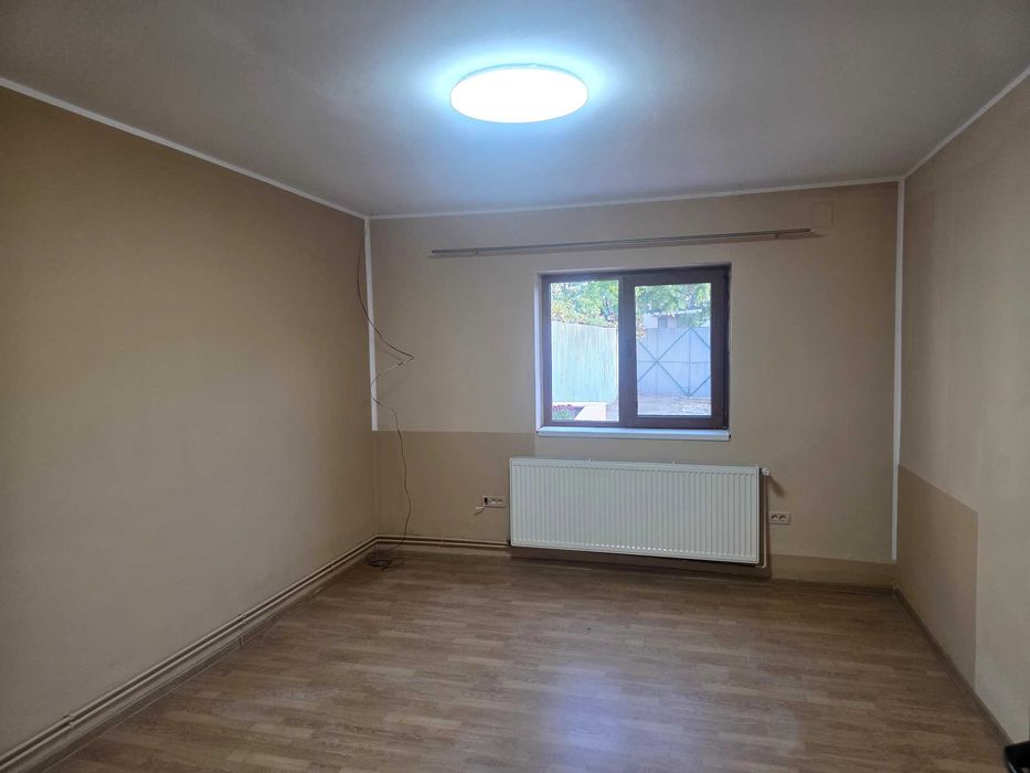 Închiriez Casa singur in curte
