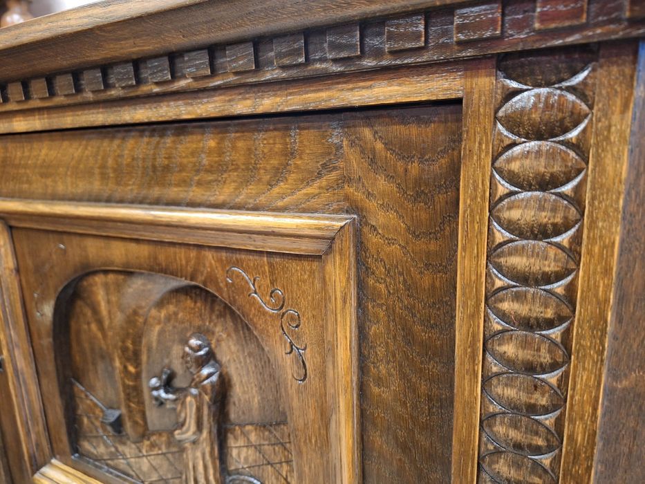 Винтидж ъглов шкаф с богата дърворезба